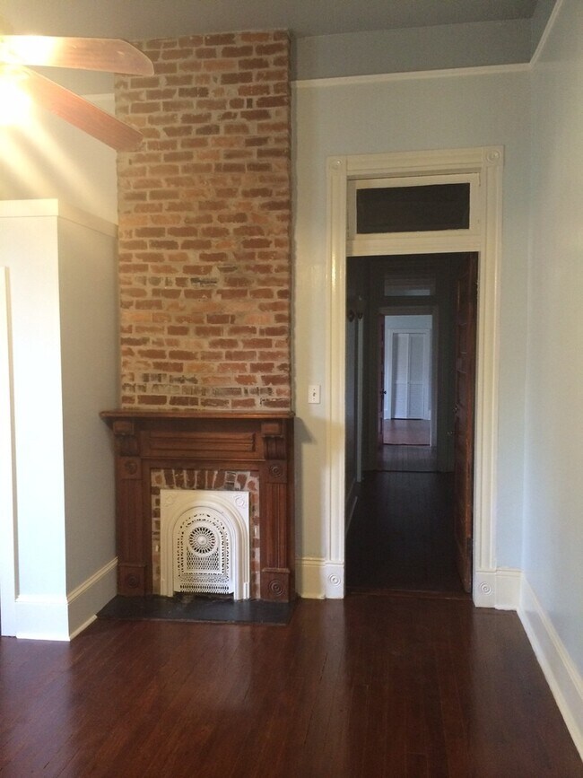 Building Photo - Spacious three bedroom