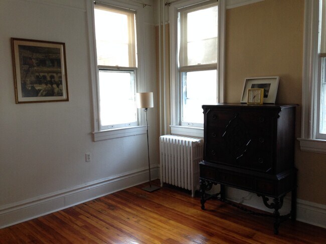 4 windows in the bedroom - 127 Valentine Ln