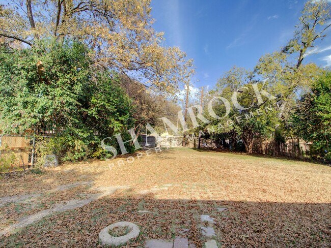 Building Photo - 2/1 Waco ISD House