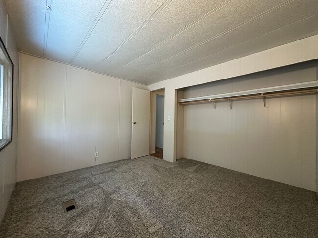 Building Photo - 3b, 2b, 1,100sq.ft. - Emmett -  right on payette river!