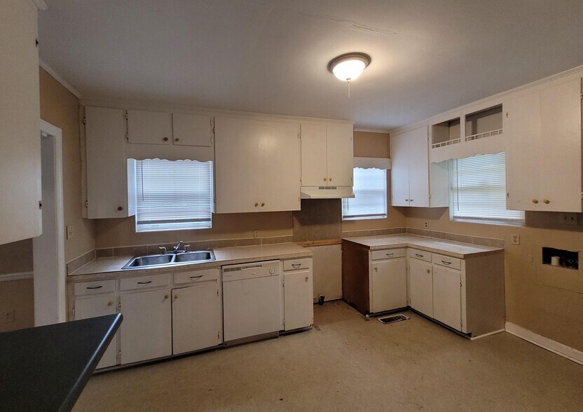 Kitchen - 1708 12th Ave