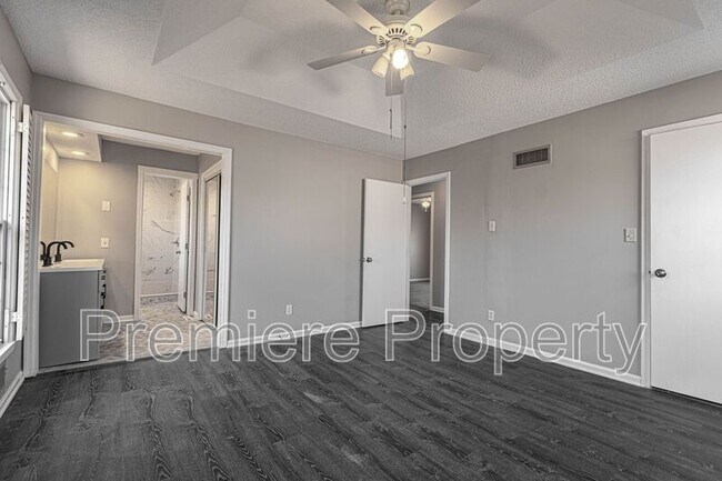 Building Photo - 1011 SW Lorman Dr