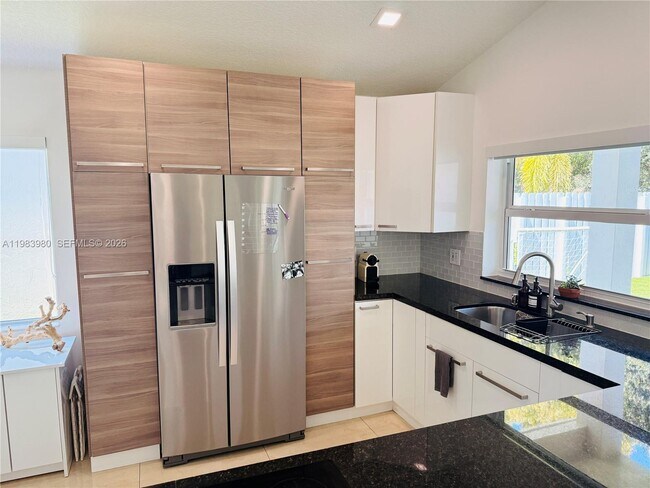 Building Photo - 646 Stanton Dr