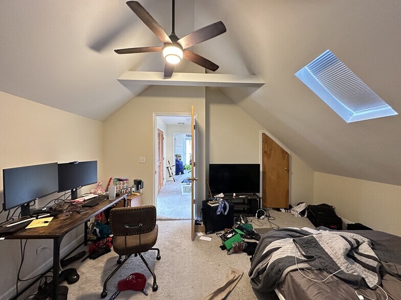 Building Photo - 1738 W Nelson St