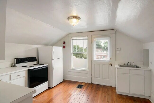Building Photo - "Historic 2-Bed Apartment with Gleaming Hardwood Floors in Prime Durham Location!"