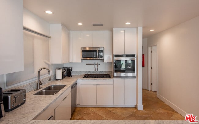 Building Photo - 6419 Ocean Front Walk