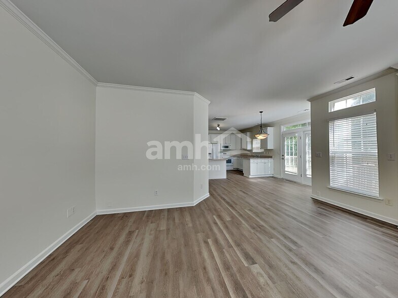 Building Photo - 1015 Farmingham Ln