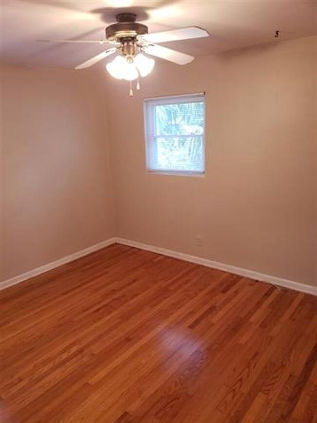 Building Photo - Charming Duplex Unit In Franklin Park