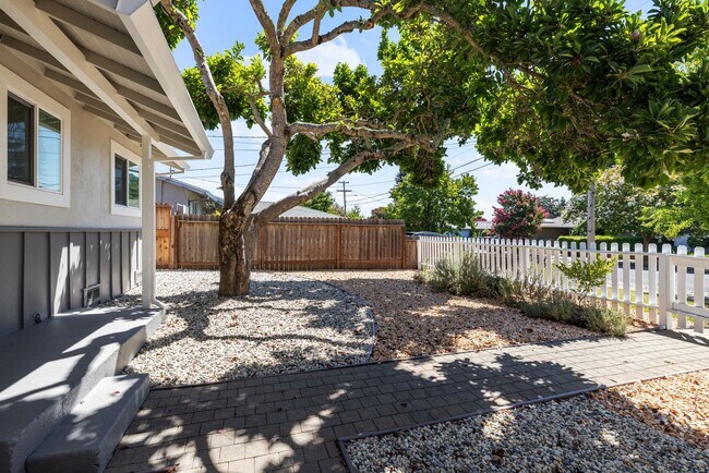 Building Photo - Updated 4 Bedroom 2 Bath North Napa Home