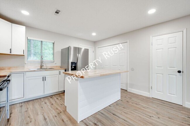 Building Photo - 2323 Green Forest Dr