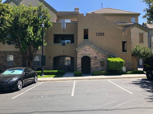 Building Photo - Great 2-bedroom 2 bath condo with A/C, 1 car garage and additional