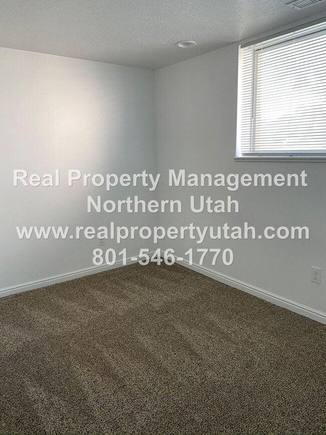 Building Photo - 5 Bedroom Home In West Point Available Now!