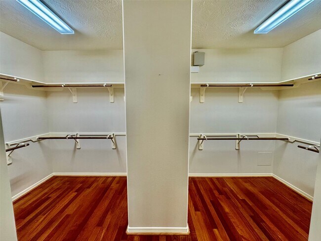 Building Photo - 7608 Janak Dr