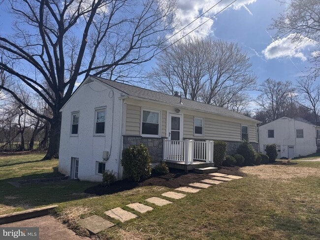 Building Photo - 1212 W King Rd