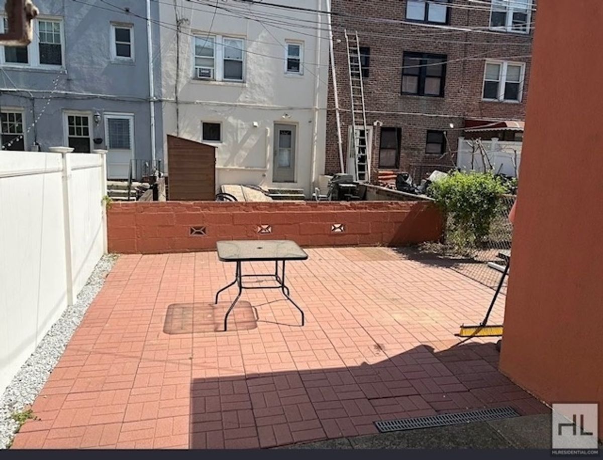 Building Photo - 32 STREET