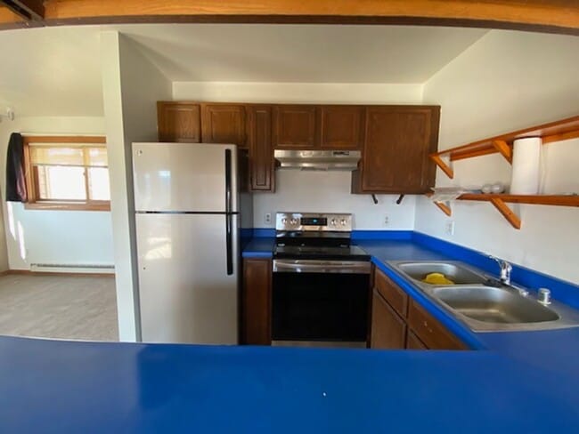 Building Photo - Private end unit 2 bedroom/1.75 bathrooms, pet friendly