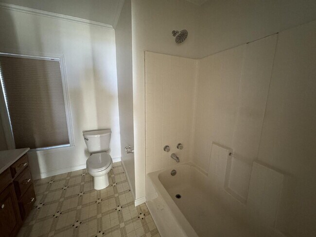 Building Photo - "Charming 3-Bed Home with Full Bath in Serene Spring Glen!"