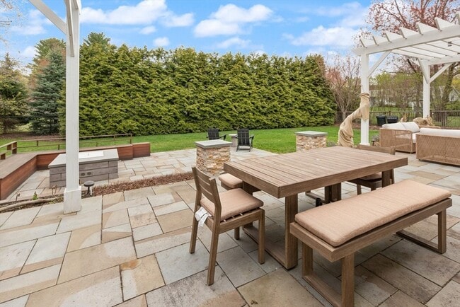 Building Photo - 25 Saddle Club Rd