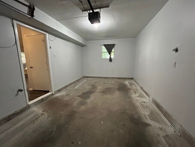 Building Photo - 819-823 Riverview Terrace