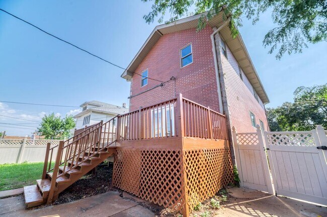 Building Photo - 1400 N 22nd Ave