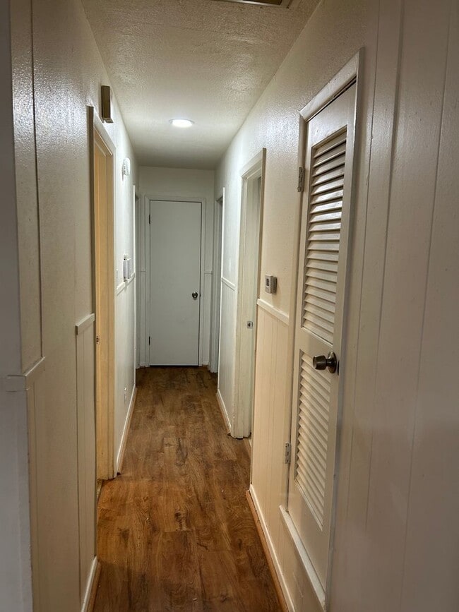 Building Photo - 1025 W Terry St