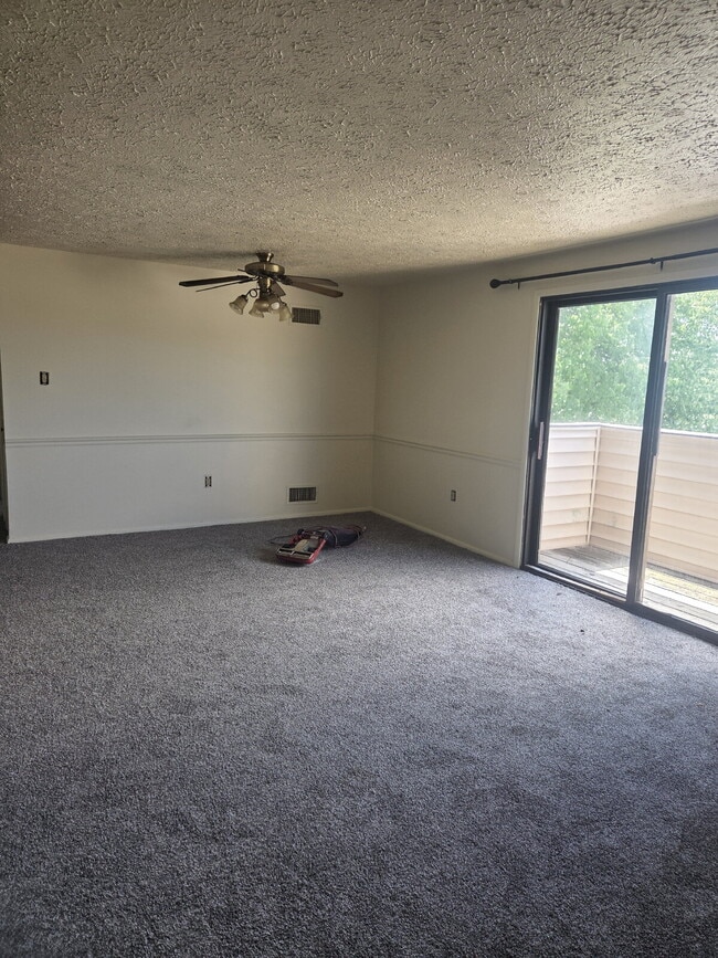 Building Photo - "3rd floor 2 BR Condo in Frederick - Your Cozy Retreat Awaits!"