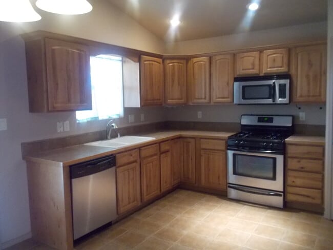 Building Photo - Beautiful home close to HAFB and town.