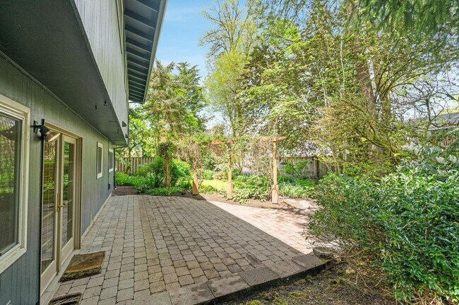 Building Photo - Spacious, well-cared for 4-bdrm/3-bath split-level—Family/laundry rooms, backyard, garage