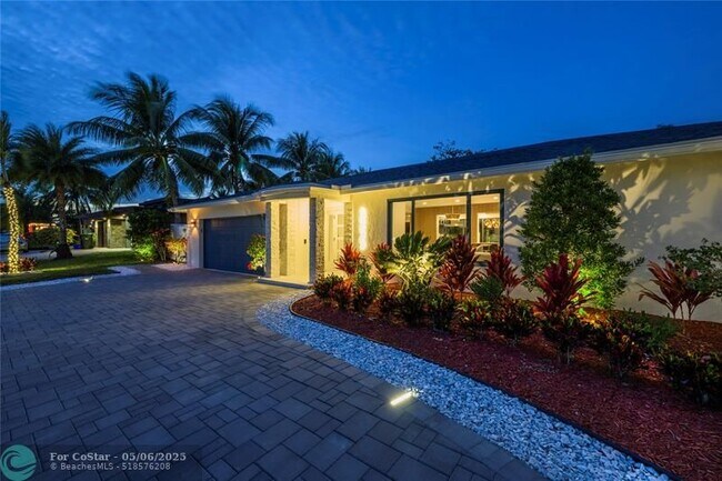Building Photo - 3255 Lakeview Blvd