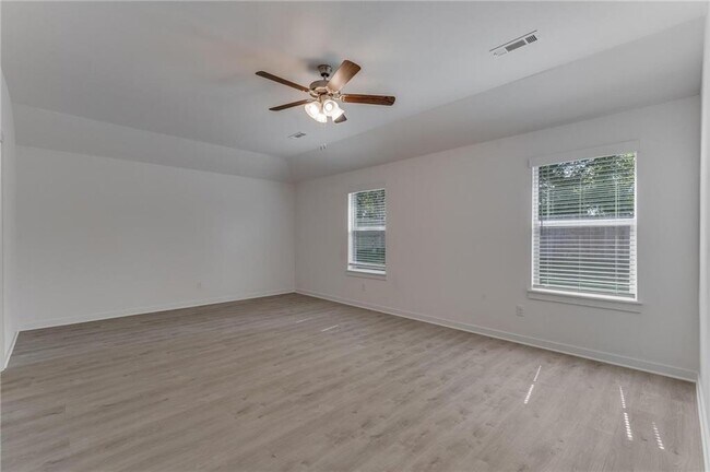 Building Photo - 981 PEBBLE Dr