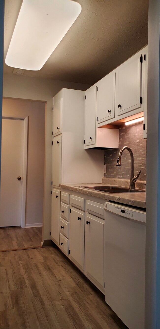 Building Photo - 1675 Cedarwood Dr