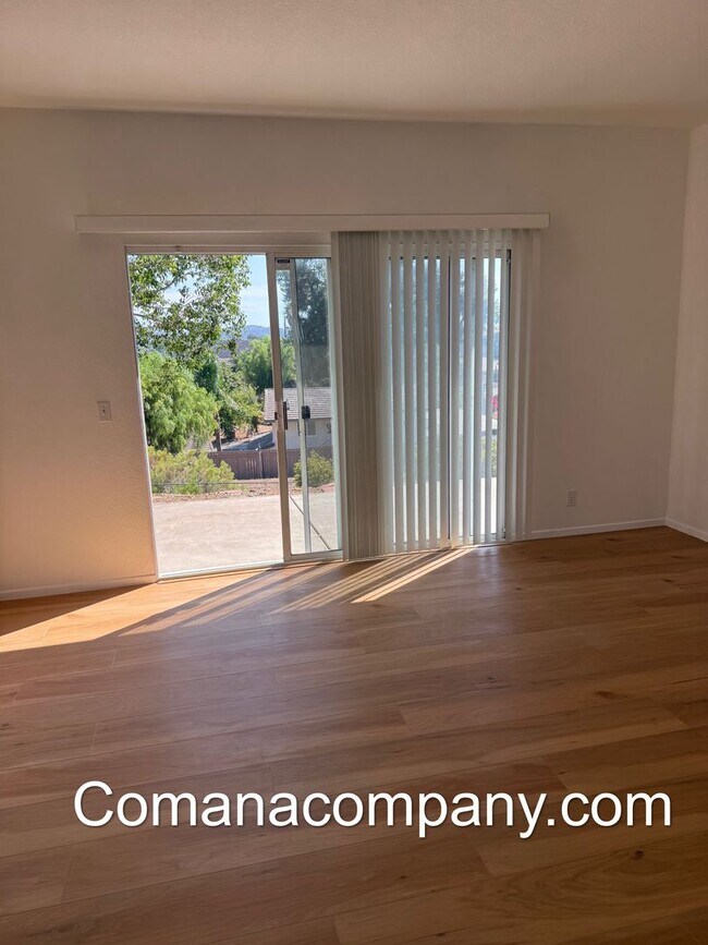 Building Photo - Gorgeous, spacious 3BR/2BA w views, yard, ...