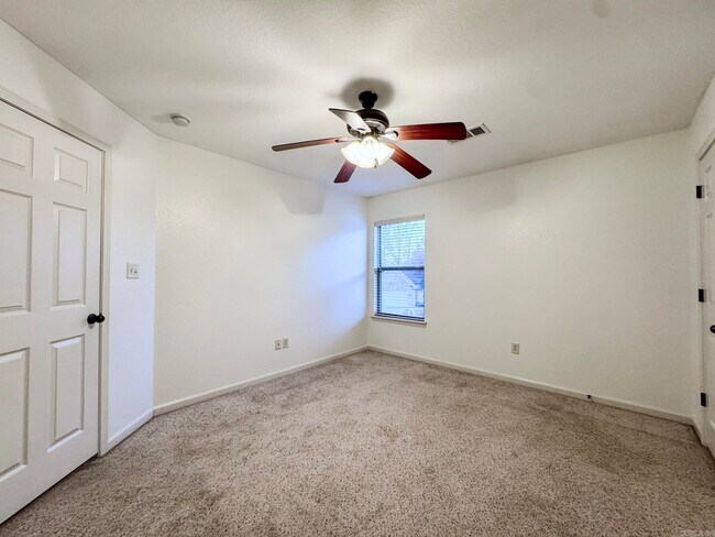 Building Photo - 36 Talladega Loop