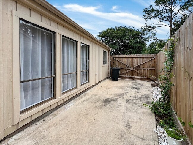 Building Photo - 2358 Binley Dr