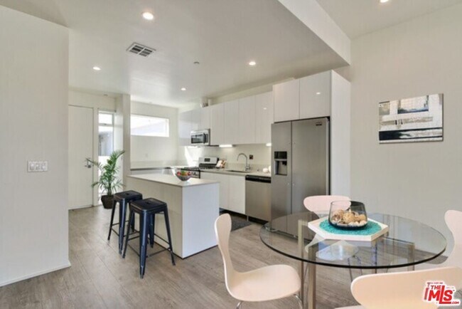 Building Photo - 1040 S Mariposa Ave