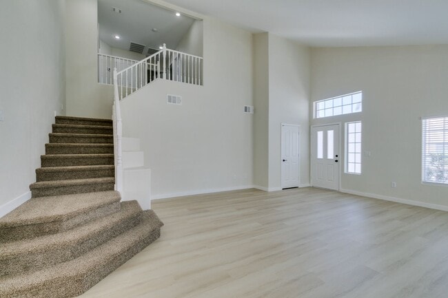 Building Photo - Stunning 3 Bedroom, 2.5 Bathroom Home in E...