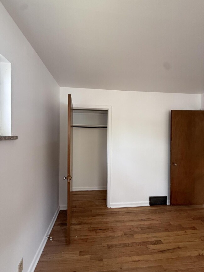 Building Photo - Charming Home Available Now!