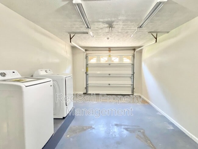 Building Photo - 39 Whites Ln