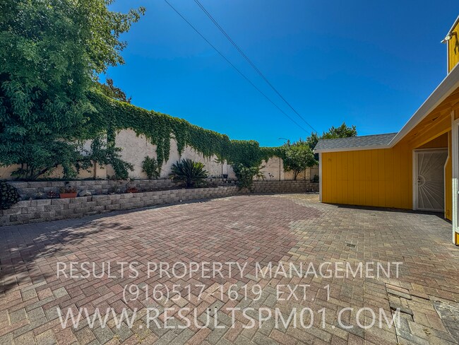 Building Photo - Spacious 3 Bedroom on corner lot