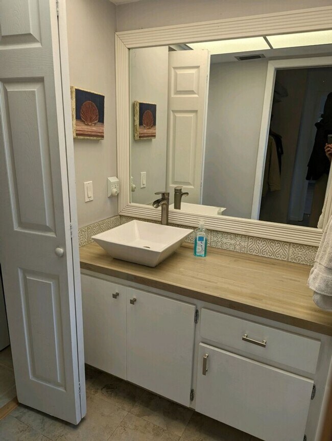 Building Photo - McGregor Woods  Community with Natural Surrounding Charm. Close to Sanibel.