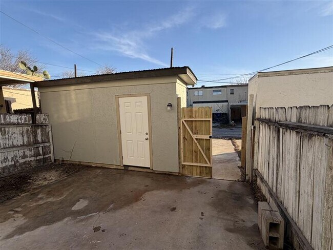 Building Photo - SPACIOUS 3/2.5 TOWN HOME