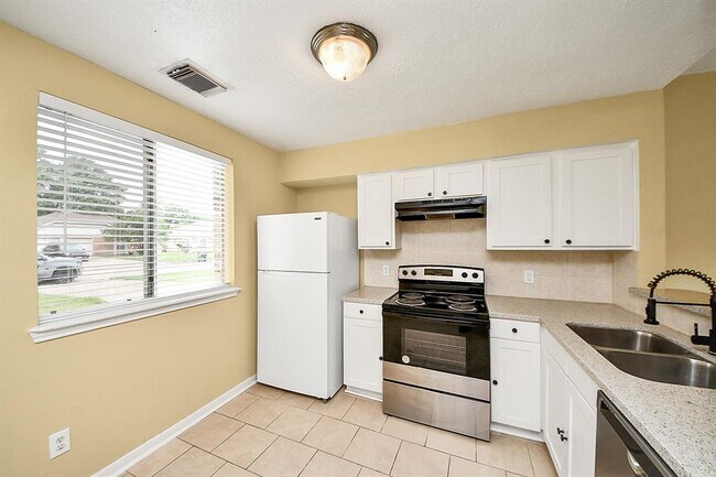 Building Photo - 2614 Village Cir Dr