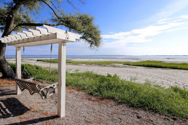 Building Photo - FULLY FURNISHED NORTH END HILTON HEAD CONDO – AVAILABLE NOW
