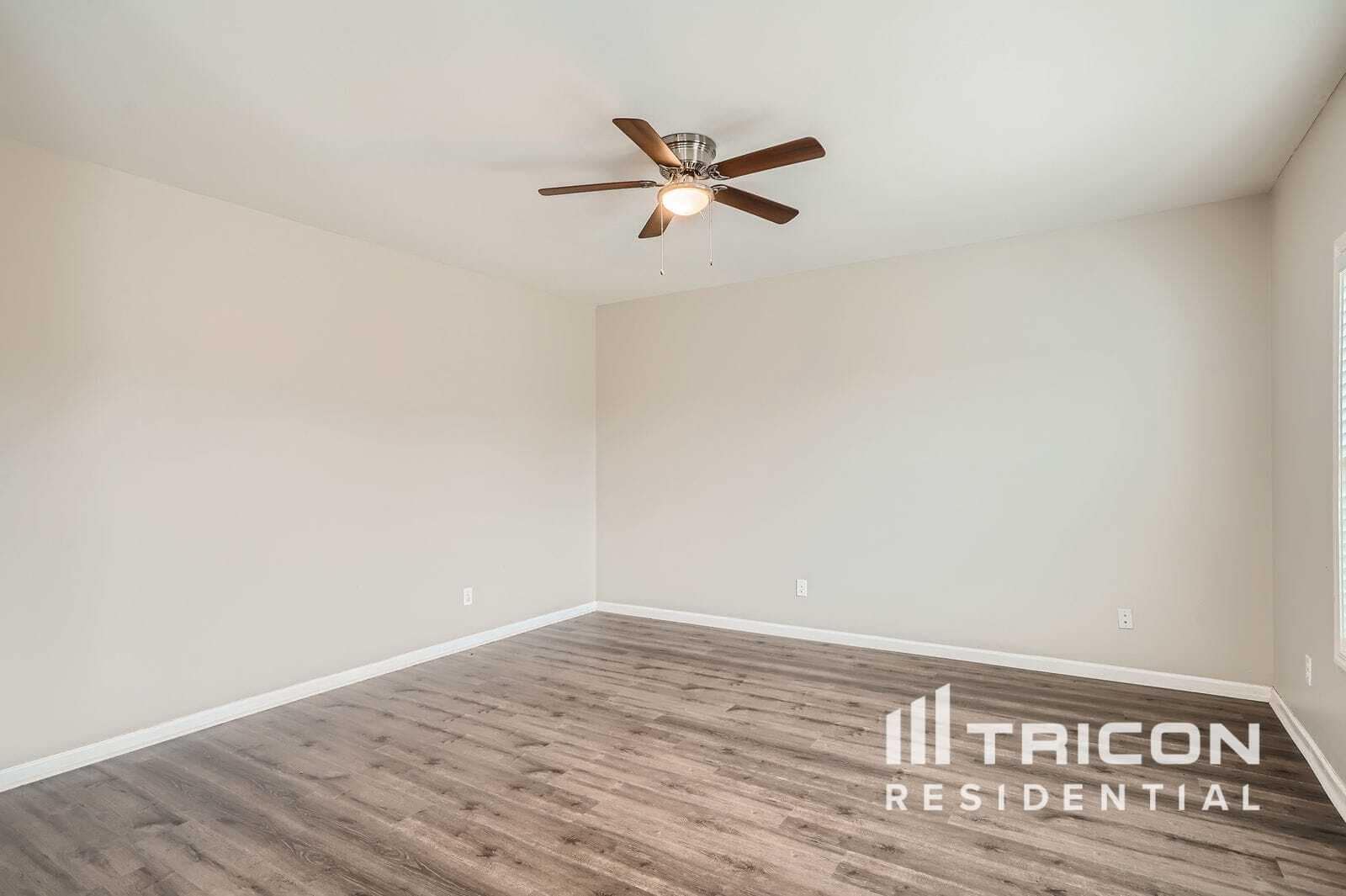 Building Photo - 1057 Sutherland Dr
