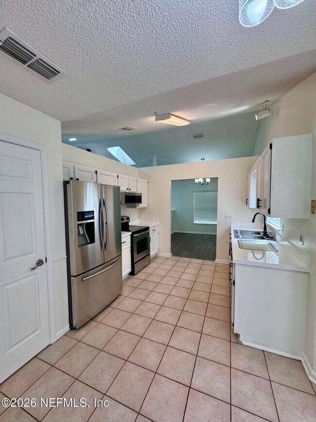 Building Photo - 8250 Lakemont Dr