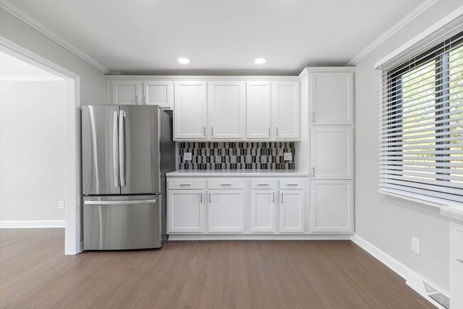 Building Photo - 554 Pointview Dr