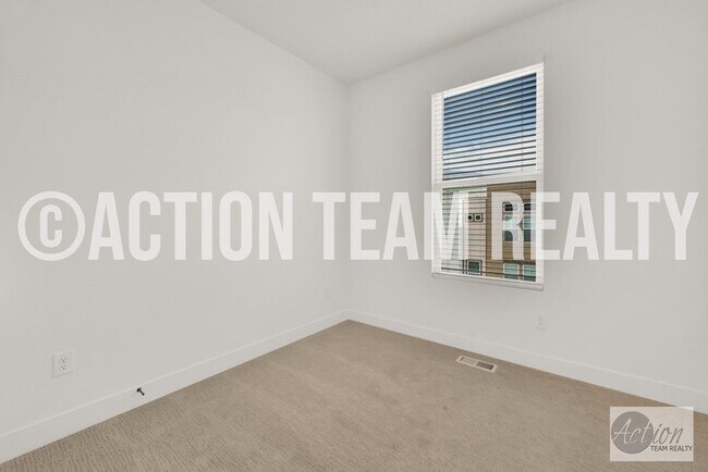 Building Photo - New Townhome in Farmington!