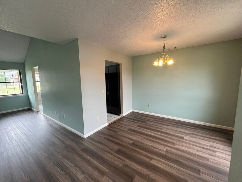 Building Photo - 907 Primrose Ln