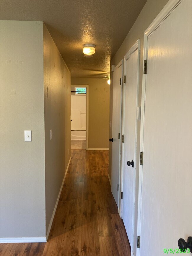 Building Photo - 1590 SW Harbor Dr