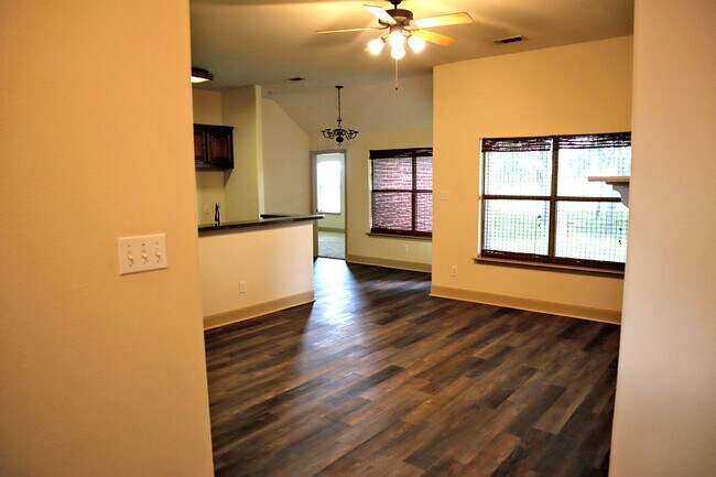 Building Photo - 1705 Hickory Dr